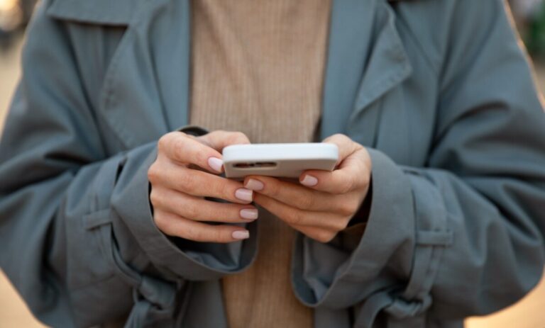 Cinco errores que podrían poner en riesgo tu celular y tus datos personales