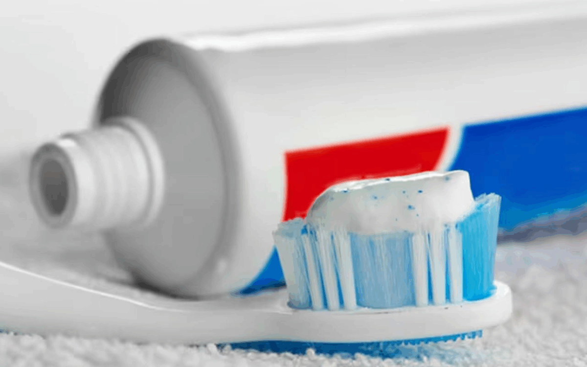 Emiten alerta sanitaria por efectos bucales asociados a pastas dentales: estas son las marcas