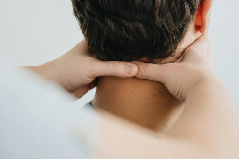 ¿Dolor de cuello constante? Conoce qué es la cervicalgia y cómo prevenirla