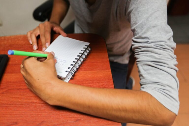 Día Internacional del Zurdo: inclusión y mitos en una sociedad diestra