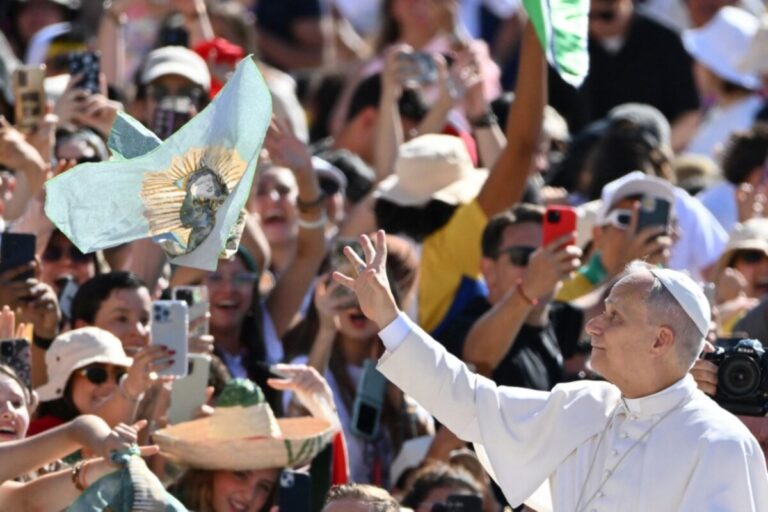 Jóvenes del mundo se reúnen en Roma para vigilia del Jubileo con el papa León XIV