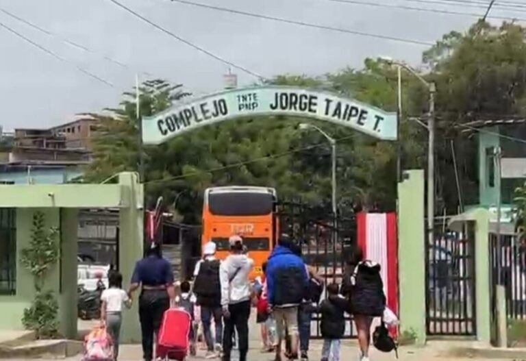 Tumbes: Policía interviene bus con 55 extranjeros ilegales rumbo a Lima