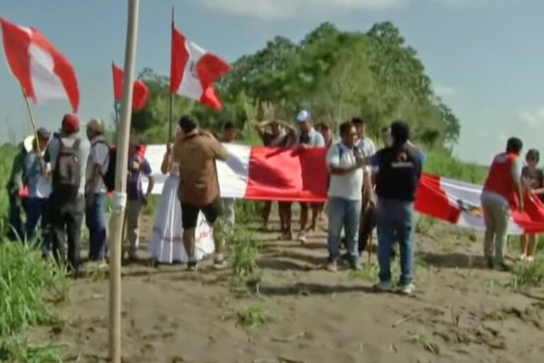 Peruanos en isla Chinería reafirman soberanía con izado de bandera y canto del himno