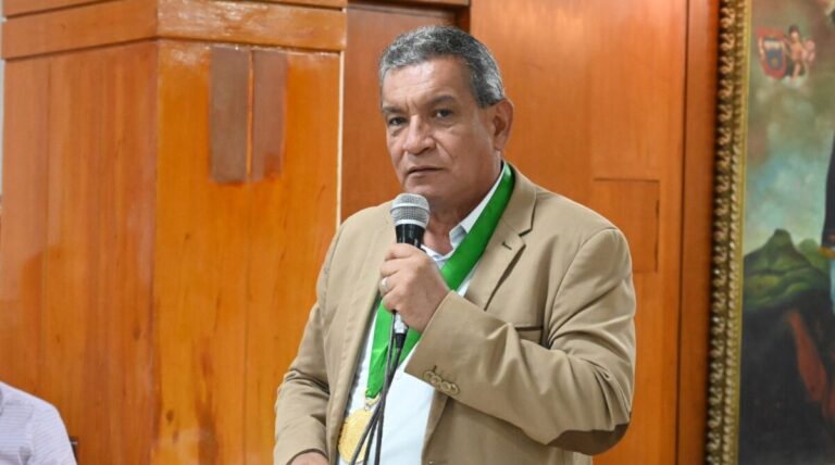 Alcalde de Sullana se retracta tras anunciar renuncia por ataques a su familia