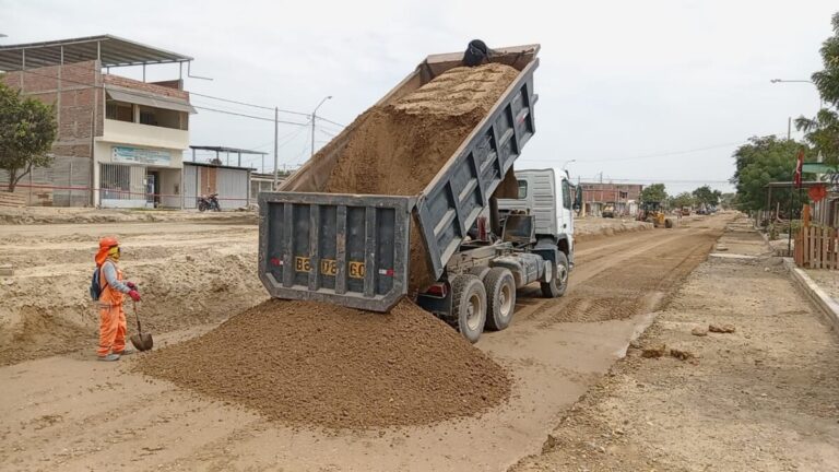 Dirigentes vecinales fiscalizan obra de Av. Sullana que ya lleva un 60 % de avance físico