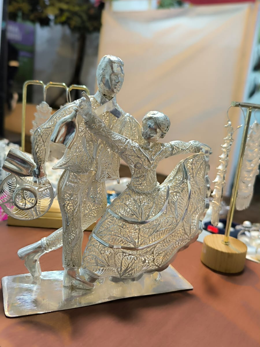 Artesana de Catacaos destaca en feria “De Nuestras Manos 2025” con joyería en filigrana
