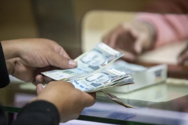 Retiro AFP hasta 4 UIT queda oficializado por Ley 32445