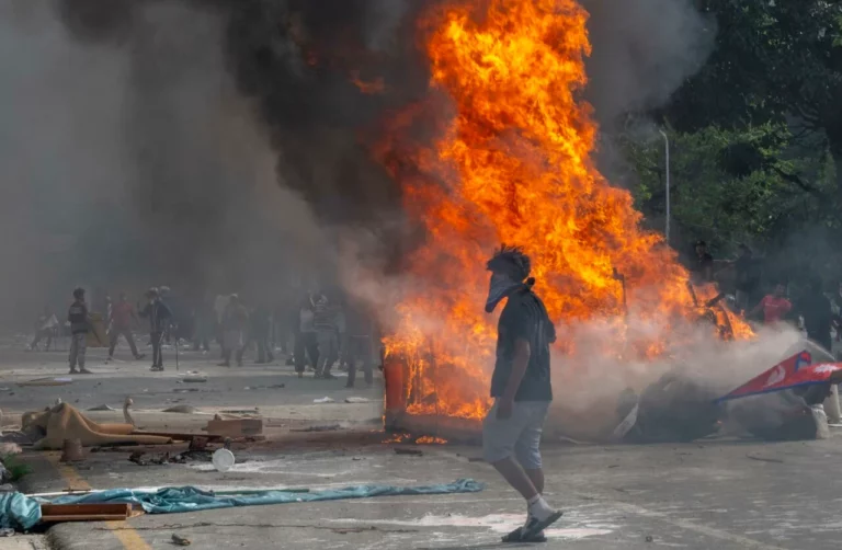 Protestas en Nepal: incendian el Congreso y renuncia el primer ministro