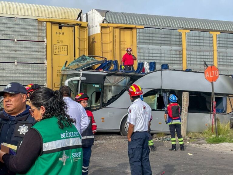 Choque de tren y autobús en México deja 10 muertos y 41 heridos