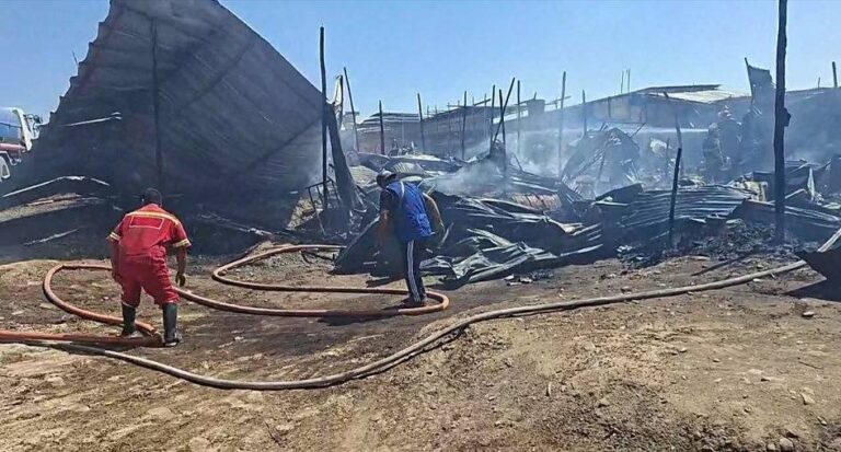 Incendio en Sullana arrasa con viviendas y deja 36 familias sin hogar