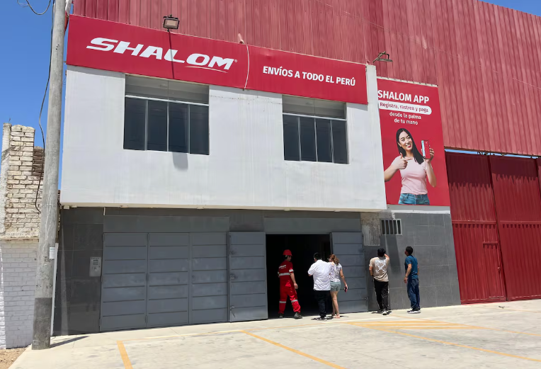 Hampones hacen forado en agencia Shalom Sullana y roban mercadería