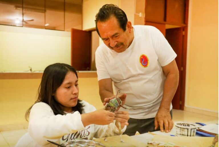 Oscar Aquino es reconocido con la Medalla de Honor del Colegio de Profesores