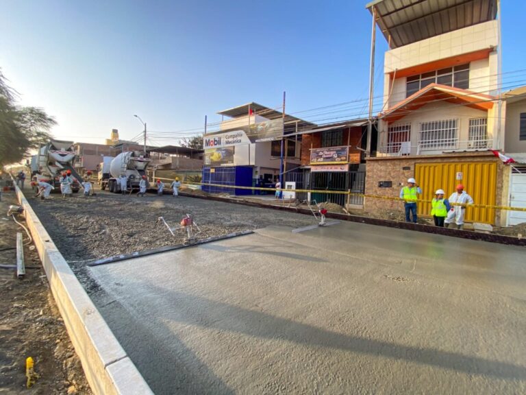 Avanza el vaciado de concreto en la avenida Don Bosco tramo Gulman César Vallejo