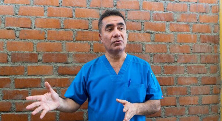 Médico infectólogo advierte que vacuna contra el dengue requiere dos dosis para una protección efectiva