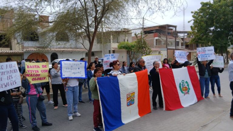 Vecinos de Villa Hermosa y Enace protestan contra EPS Grau por colapso de desagües