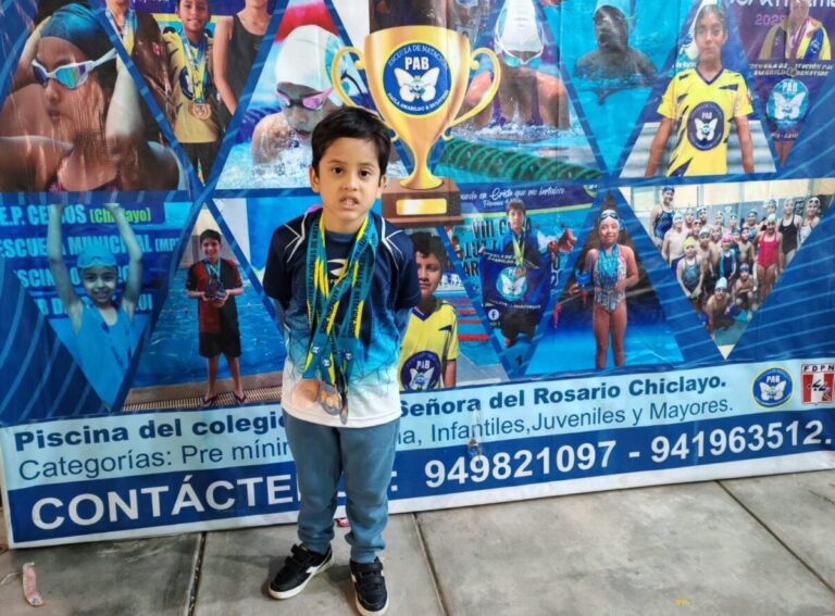 Niño piurano de 6 años gana cuatro medallas en festival de natación en Chiclayo
