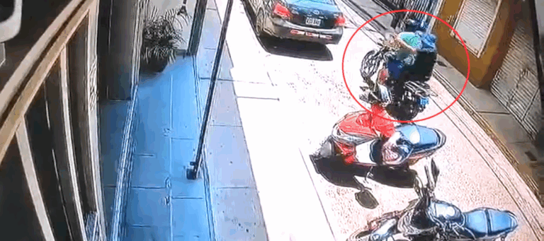 Policía analiza cámaras de seguridad para identificar a delincuentes que asaltaron en el interior de una notaría