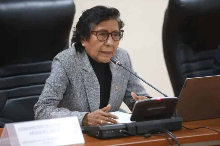 Presidente del Congreso pide sanción a Lucinda Vásquez tras difusión de polémicas imágenes en su despacho Presidente del Congreso pide sanción a Lucinda Vásquez tras difusión de polémicas imágenes en su despacho