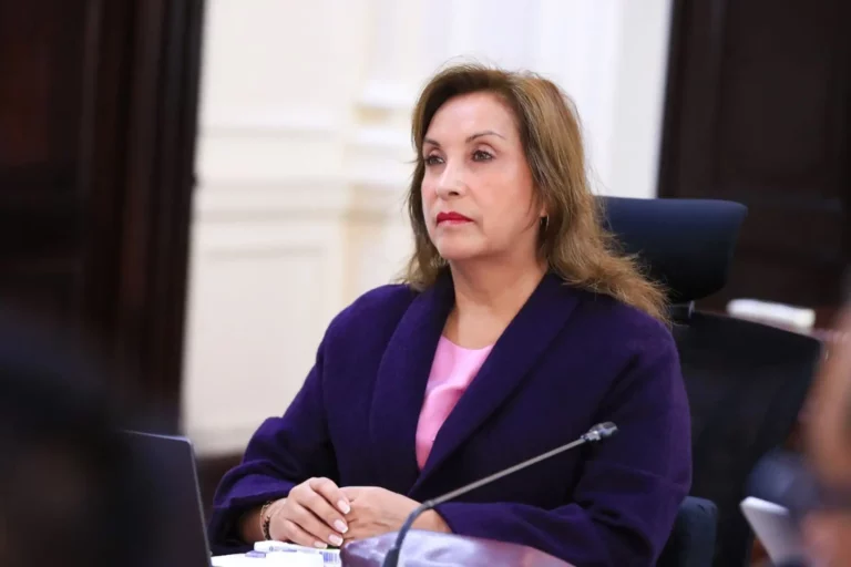 Fiscalía solicita impedimento de salida del país a Dina Boluarte