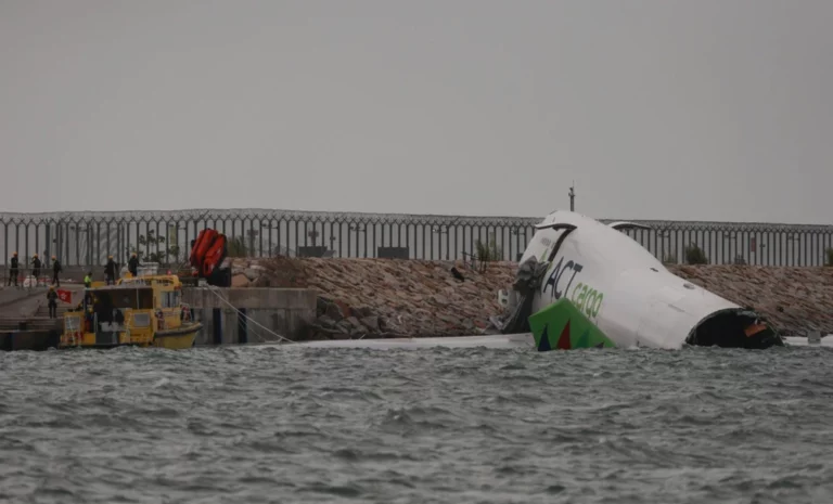 Tragedia en Hong Kong: avión de carga cae al mar y mueren dos trabajadores