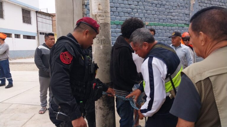 Presunto delincuente es amarrado a un poste por vecinos en Piura