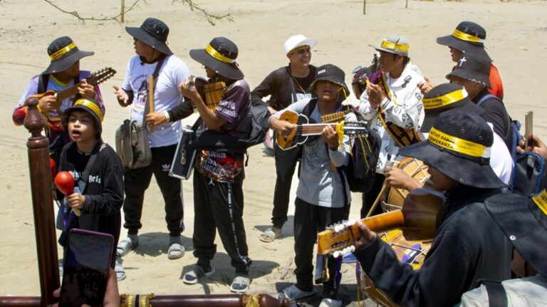 Peregrinos caminan hacia Ayabaca en homenaje al Señor Cautivo