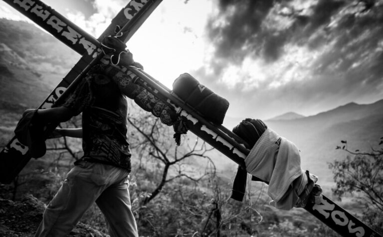Fotoperiodista Sebastián Castañeda presenta su obra "Peregrinos" en Piura