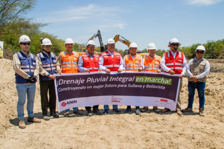 Supervisan obras del drenaje pluvial integral en Sullana