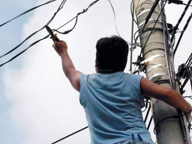 Detienen a persona por realizar conexiones eléctricas clandestinas en Tumbes