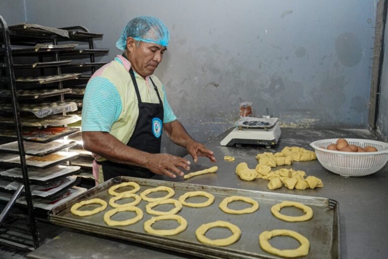 Catacaos presentará la rosca de muerto más grande del Perú este sábado por las Velaciones Catacaos presentará la rosca de muerto más grande del Perú este sábado por las Velaciones