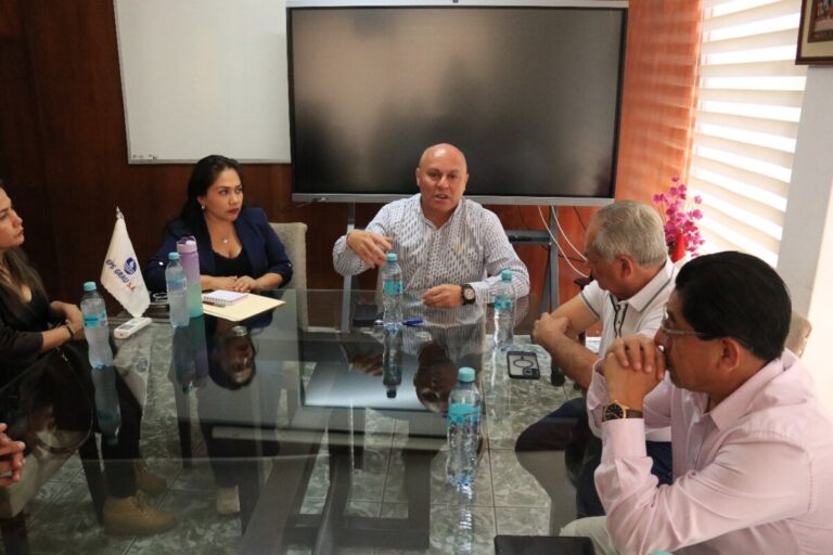 EPS Grau se reúne con congresistas y autoridades para abordar mejoras en abastecimiento de agua en Castilla EPS Grau se reúne con congresistas y autoridades para abordar mejoras en abastecimiento de agua en Castilla