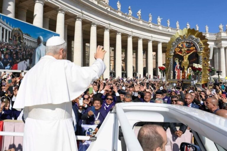 El papa León XIV bendijo la imagen del Señor de los Milagros ante miles de fieles en el Vaticano