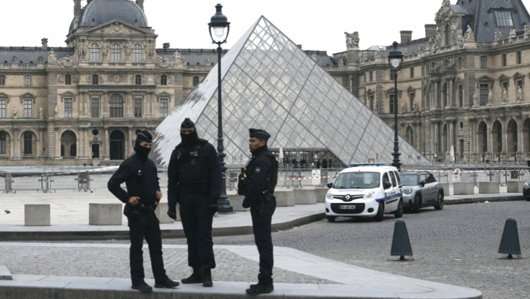 Ladrones roban joyas históricas de Napoleón y Josefina en un audaz golpe al Museo del Louvre