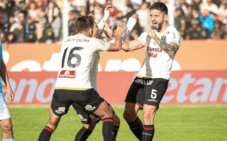 Universitario conquista el tricampeonato nacional tras vencer 2-1 al ADT en Tarma Universitario conquista el tricampeonato nacional tras vencer 2-1 al ADT en Tarma