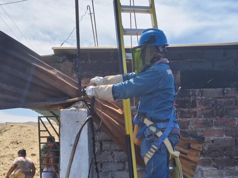 Cargador dejado enchufado habría originado incendio, señalan vecinos