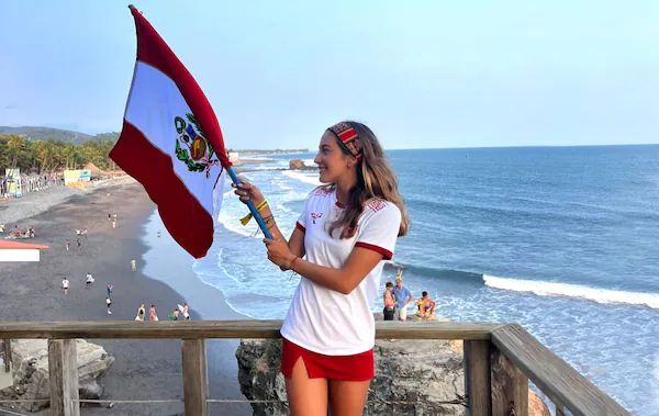 Camila Sanday lleva a Perú a la cima del surf juvenil latinoamericano 2025