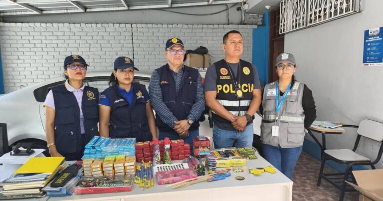 Más de 10 kilos de pirotécnicos fueron decomisados en mercados de Piura Más de 10 kilos de pirotécnicos fueron decomisados en mercados de Piura