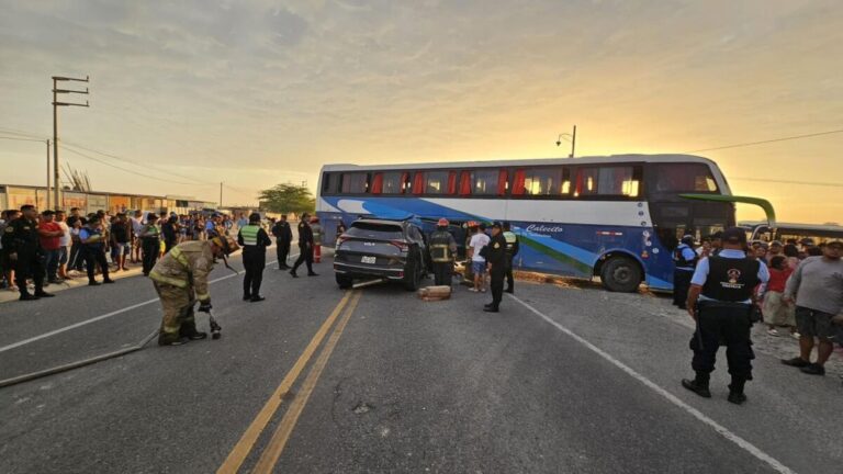 Chofer permanecerá detenido mientras investigan choque que causó la muerte de cuatro integrantes de una familia