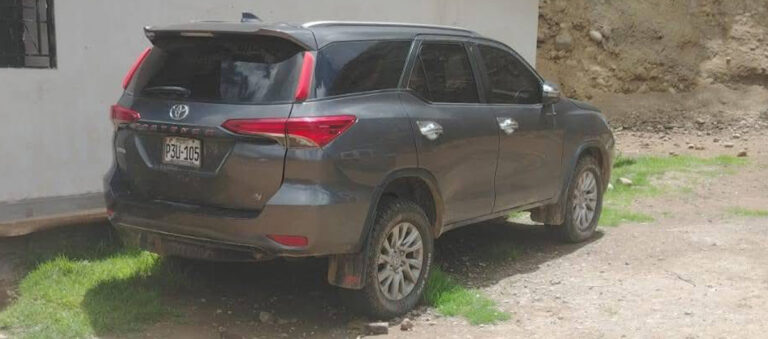 Ronderos incautan camioneta de exalcalde por deuda de obras en Cumbicus