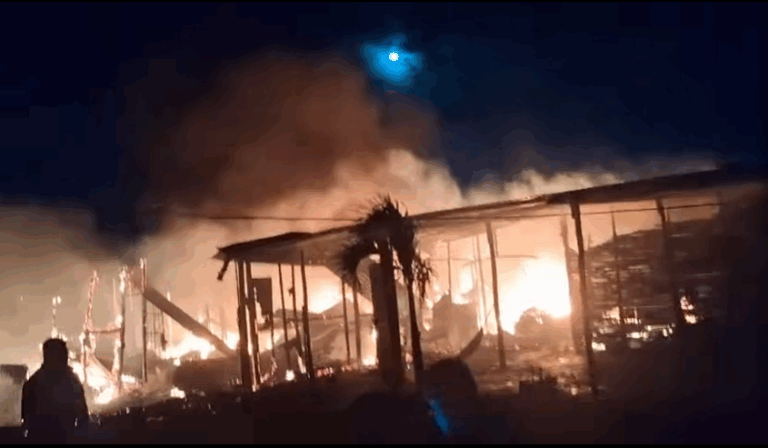 Incendio en Sullana deja cuatro viviendas destruidas y familias damnificadas Incendio en Sullana deja cuatro viviendas destruidas y familias damnificadas