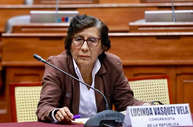 Congresista Lucinda Vásquez será investigada por Ética tras fotos con su asesor cortándole las uñas Congresista Lucinda Vásquez será investigada por Ética tras fotos con su asesor cortándole las uñas