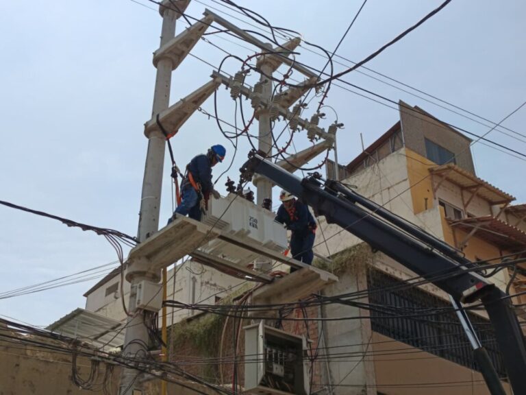Enosa reemplaza transformador averiado en la calle Lima para restablecer el servicio eléctrico