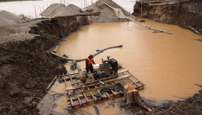 Exministro de Economía advierte que la informalidad y la burocracia frenan el potencial minero del país