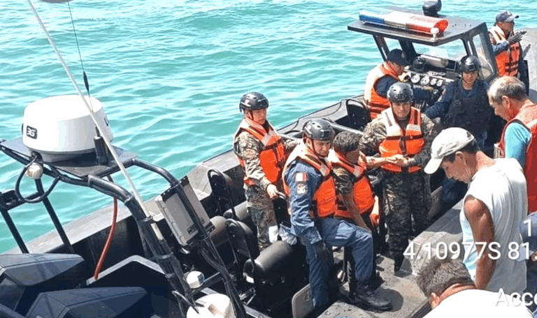 Pescador es rescatado y trasladado a tierra tras sufrir descompensación en altamar Pescador es rescatado y trasladado a tierra tras sufrir descompensación en altamar