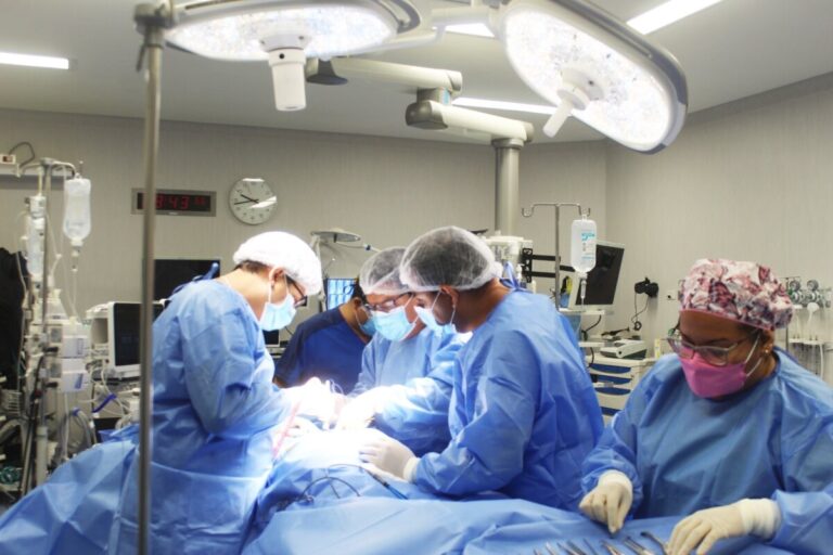 Paciente vuelve a caminar tras cirugía de columna en el hospital de Sullana