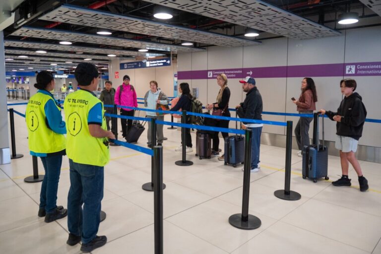 Pasajeros nacionales quedarán exonerados del cobro de TUUA en conexiones por el Jorge Chávez Pasajeros nacionales quedarán exonerados del cobro de TUUA en conexiones por el Jorge Chávez