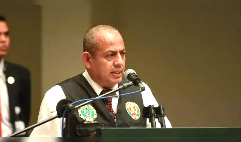 Víctor Revoredo es ascendido a general por liderar ofensiva contra la extorsión Víctor Revoredo es ascendido a general por liderar ofensiva contra la extorsión