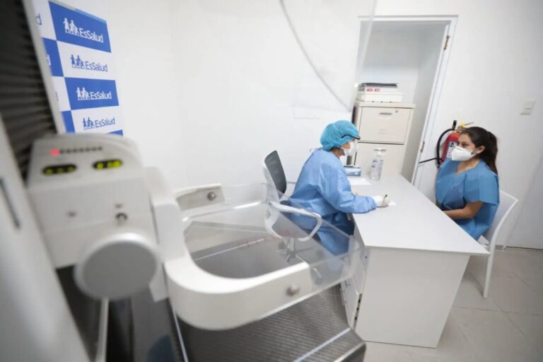 Piura: EsSalud solo administra 21 de más de 460 establecimientos de salud y concentra alto gasto en personal