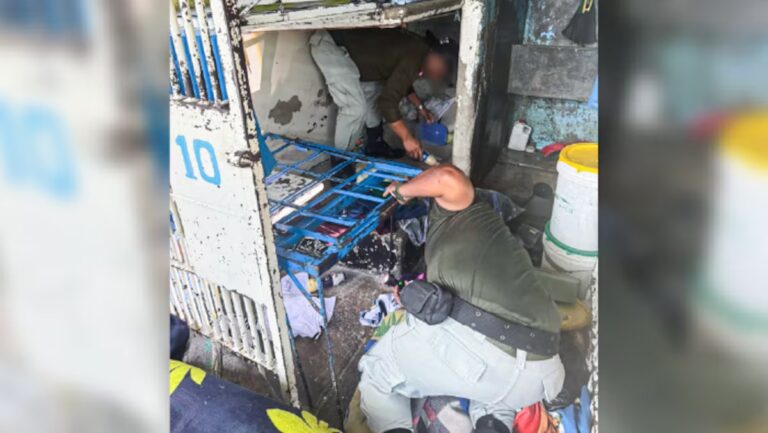 Incautan minicelulares y armas blancas en operativo dentro del penal de Piura Incautan minicelulares y armas blancas en operativo dentro del penal de Piura