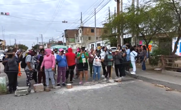 Talara paraliza actividades por 24 horas en rechazo a decreto que abre paso a privatización de Petroperú Talara paraliza actividades por 24 horas en rechazo a decreto que abre paso a privatización de Petroperú